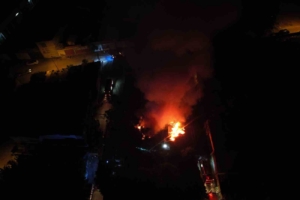 Bursa’da palet fabrikasında korkutan yangın: Alevler geceyi aydınlattı