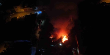 Bursa’da palet fabrikasında korkutan yangın: Alevler geceyi aydınlattı