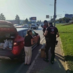 Bursa’da trafikte yavru kedi alarmı..Polisler 4 araca giren kediyi kurtardı