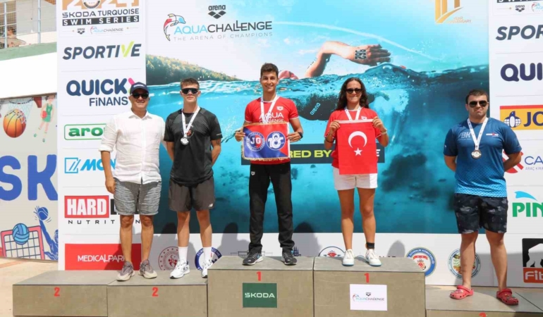 Bursalı komutan madalyaları topladı