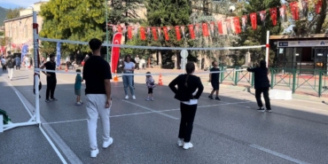 Bursa’nın en işlek caddesi 2 saat çocuklara kaldı