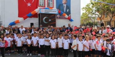 Büyükçekmece Belediye Başkanı ilk zili öğrencilerle birlikte çaldı