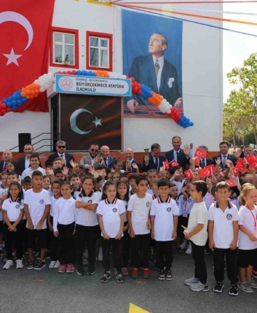 Büyükçekmece Belediye Başkanı ilk zili öğrencilerle birlikte çaldı