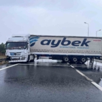 Büyükçekmece E-5’te yağmur nedeniyle kayan tır, yolu trafiğe kapattı