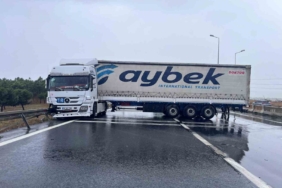 Büyükçekmece E-5’te yağmur nedeniyle kayan tır, yolu trafiğe kapattı