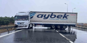 Büyükçekmece E-5’te yağmur nedeniyle kayan tır, yolu trafiğe kapattı