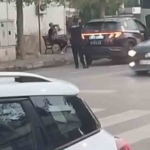 Cadde ortasında ağzına silah dayadı