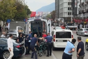 Cadde üzerinde defalarca kendini bıçakladı