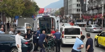 Cadde üzerinde defalarca kendini bıçakladı