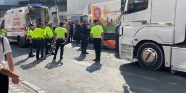 Camiden çıkan yaşlı adam tırın altında kalarak hayatını kaybetti