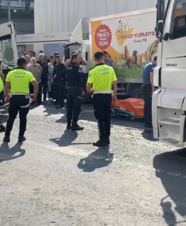 Camiden çıkan yaşlı adam tırın altında kalarak hayatını kaybetti
