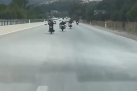 Çanakkale’de gençlerin motosikletle tehlikeli yolculuğu