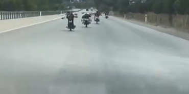 Çanakkale’de gençlerin motosikletle tehlikeli yolculuğu