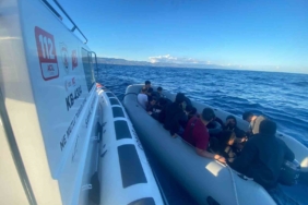 Çanakkale’de mobil radarın tespit ettiği 17 kaçak göçmen yakalandı