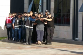 Çanakkale’de polis merkezi önünde 6 kişinin yaralandığı silahlı çatışmanın şüphelileri adliyeye sevk edildi