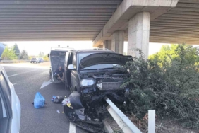 Cenazeden dönen ailenin bulunduğu minibüs bariyerlere saplandı