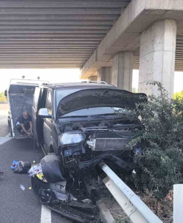 Cenazeden dönen ailenin bulunduğu minibüs bariyerlere saplandı