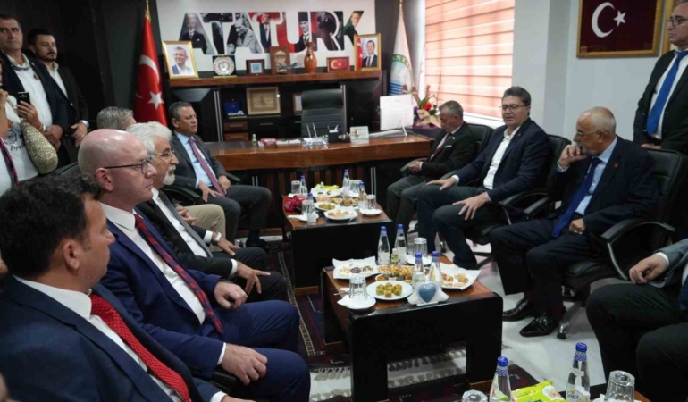 CHP Genel Başkanı Özel: “Avrupa Birliği’ne giriyoruz, milletin yüzünü güldürüyoruz”