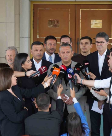 CHP Genel Başkanı Özgür Özel, ABD seyahati öncesinde basın mensuplarına açıklama yaptı