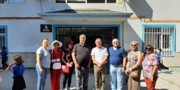 Çiftlikköy’de emekliler 15 öğrencinin okul giyim kıyafetlerini aldı