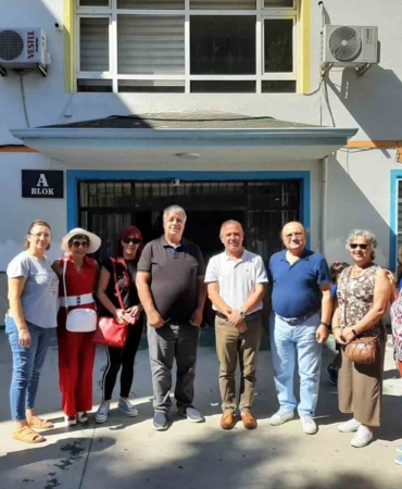Çiftlikköy’de emekliler 15 öğrencinin okul giyim kıyafetlerini aldı