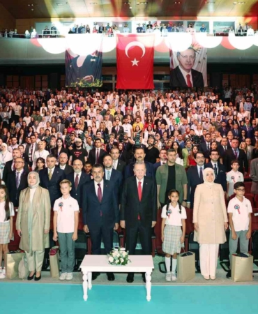 Cumhurbaşkanı Erdoğan: "Türkiye’yi ekonomik, sosyal ve güvenlik noktasında zafiyete uğratmayı amaçlayan ırkçılık tuzağının merkez üssü sanal alemdir"