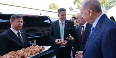 Cumhurbaşkanı Erdoğan’dan gazetecilere kandil simidi ikramı