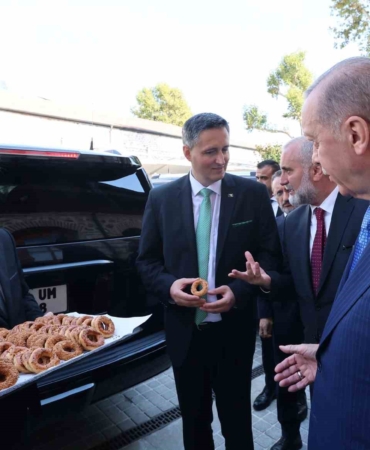 Cumhurbaşkanı Erdoğan’dan gazetecilere kandil simidi ikramı