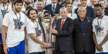 Cumhurbaşkanı Recep Tayyip Erdoğan, A. Efes’e kupasını takdim etti