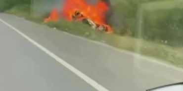 D-100’de takla atan otomobil alev topuna döndü: 1 yaralı