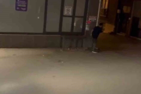 Dakikalarca duvarı tekmeledi, kimse anlam veremedi