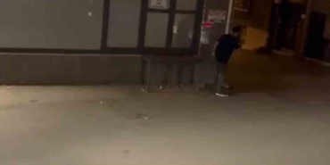 Dakikalarca duvarı tekmeledi, kimse anlam veremedi