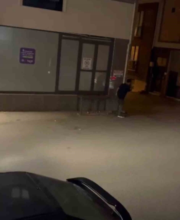 Dakikalarca duvarı tekmeledi, kimse anlam veremedi