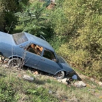 Dereye uçan otomobilden burnu bile kanamadan çıktı