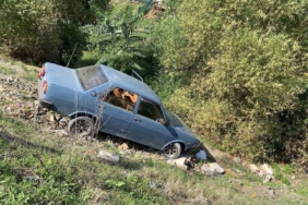 Dereye uçan otomobilden burnu bile kanamadan çıktı