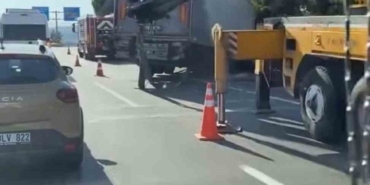 Devrilen tır yolu kapattı, kilometrelerce kuyruk oluştu