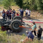 Devrilen traktörün altında kalan hala yeğen hayatını kaybetti