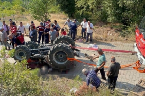 Devrilen traktörün altında kalan hala yeğen hayatını kaybetti