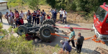Devrilen traktörün altında kalan hala yeğen hayatını kaybetti