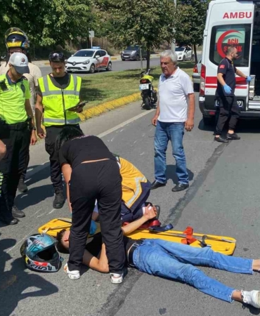 Direksiyon hakimiyetini kaybeden motosikletli kaza yaptı: 2 yaralı