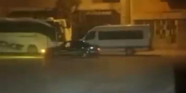 Drift atıp park halindeki otobüse böyle çarptı