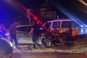 Duble yolda hafif ticari araç ile otomobil çarpıştı: 5 yaralı