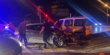 Duble yolda hafif ticari araç ile otomobil çarpıştı: 5 yaralı