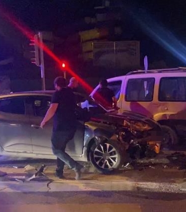 Duble yolda hafif ticari araç ile otomobil çarpıştı: 5 yaralı