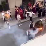 Düğün konvoyunda davulcuya motosiklet çarptı: O anlar kamerada