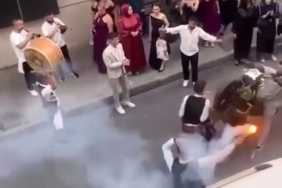 Düğün konvoyunda davulcuya motosiklet çarptı: O anlar kamerada