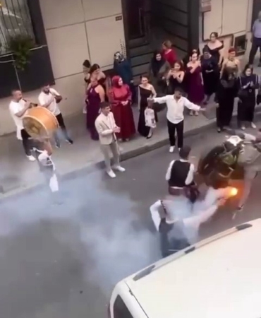 Düğün konvoyunda davulcuya motosiklet çarptı: O anlar kamerada