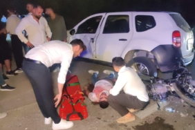 Düğün salonuna dönüş yapan araca motosiklet çarptı: 2 kişi yaralı