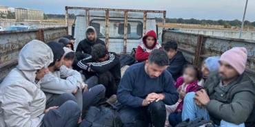 Dur ihtarına uymayan kamyonetten 13 kaçak göçmen çıktı
