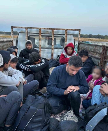 Dur ihtarına uymayan kamyonetten 13 kaçak göçmen çıktı